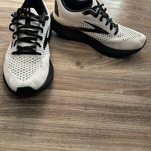 Men's Black and White Knit Sneakers Brooks